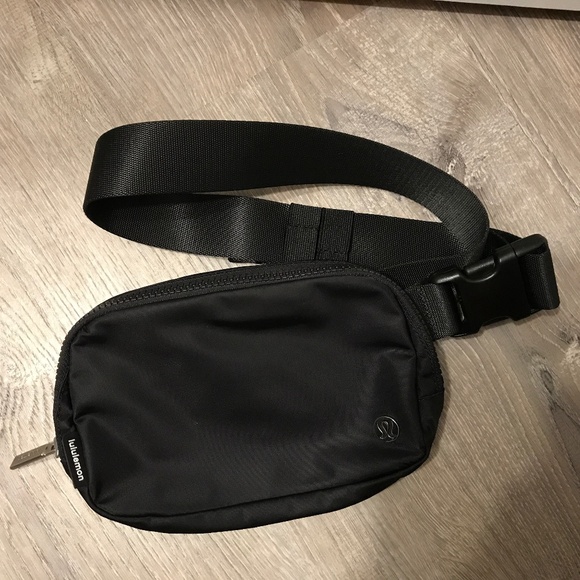 Like New LuluLemon Everywhere Belt Bag 1L in black - Picture 1 of 3